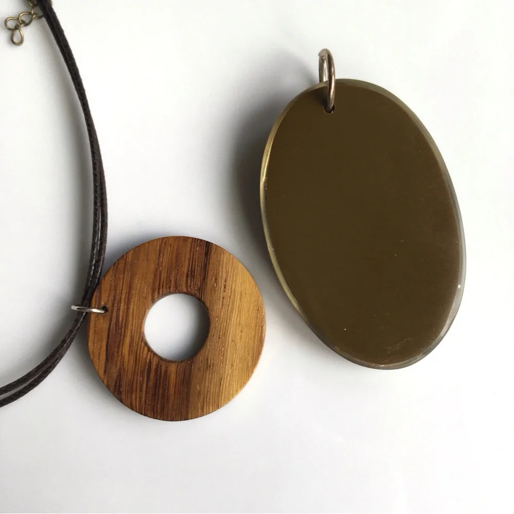 2 Pendants And A Cord Necklace Wood & Shell - Picture 5 of 7